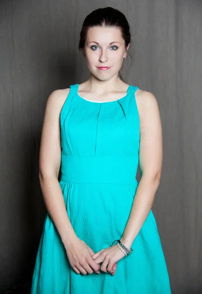 Porträtt av ung kvinna i blå klänning — Stockfoto