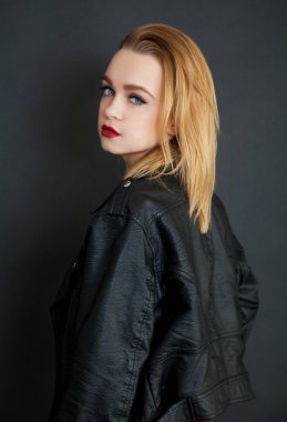 Güzel sarışın kız closeup portresi