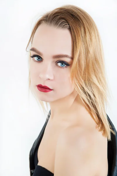 Närbild porträtt av vacker blond flicka — Stockfoto