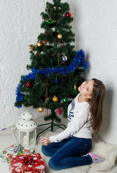 Unga vackra kvinnan i vit klänning och julgran — Stockfoto