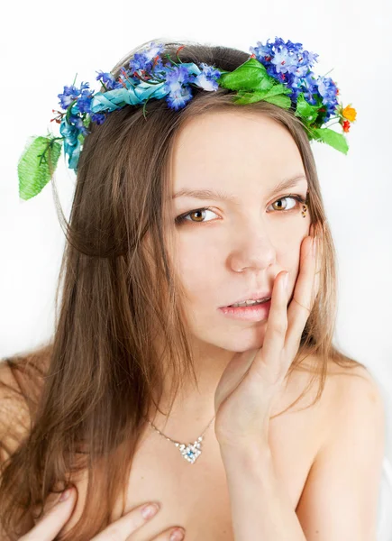 Nahaufnahme Porträt der schönen jungen Mädchen mit Blumenkranz — Stockfoto