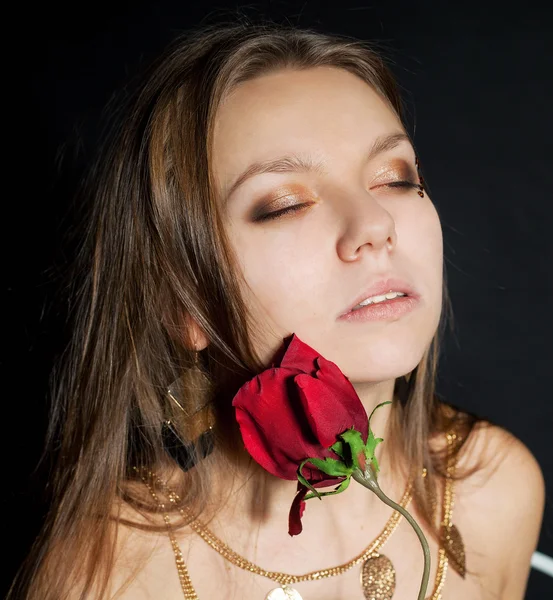 Närbild porträtt av vacker ung flicka med ros — Stockfoto