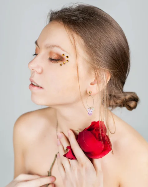 Close-up retrato de bela jovem com rosa — Fotografia de Stock