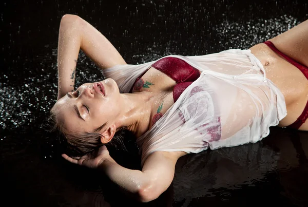 Ritratto di ragazza in camicia bagnata — Foto Stock