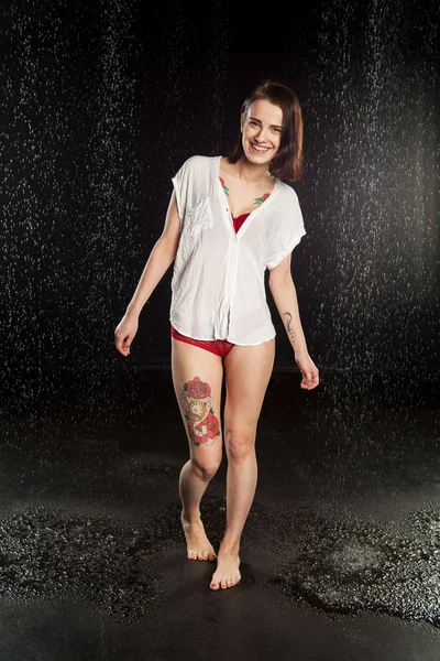 Retrato de una chica con camisa mojada —  Fotos de Stock