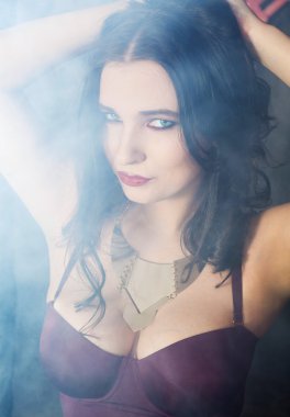 Genç güzel kadın duman