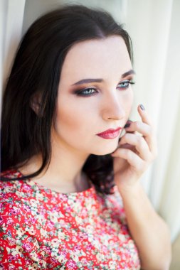 Kırmızı elbiseli güzel bir kadın.