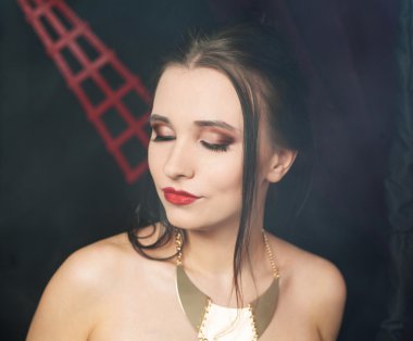 Kırmızı dudaklar genç güzel kadın