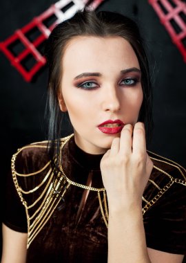 Kahverengi elbiseli genç güzel kadın