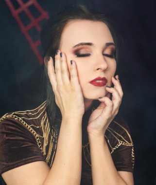 Kahverengi elbiseli genç güzel kadın