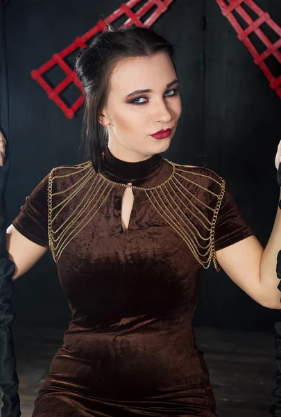 Молода красива жінка в коричневій сукні — стокове фото