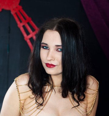 zincirleri ile genç güzel kadın