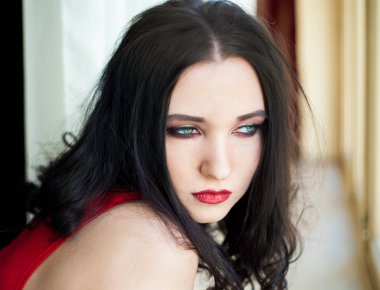 Kırmızı elbiseli güzel bir kadın.