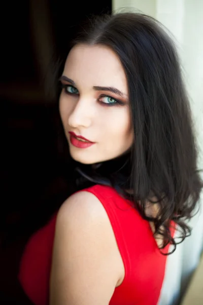 Jeune belle femme en robe rouge — Photo