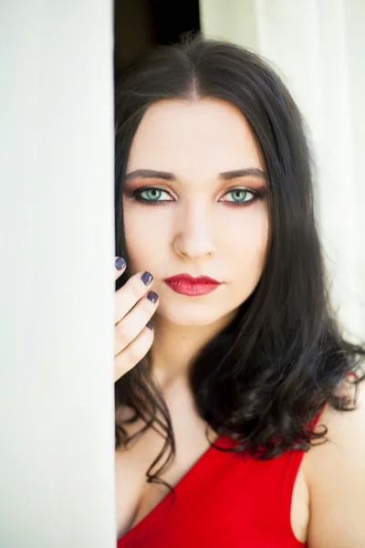 Ung vacker kvinna i röd klänning — Stockfoto