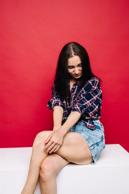 Siyah elbiseli güzel bir kadın.