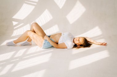 gülümsemek gülümseyen güzel genç kız portresi