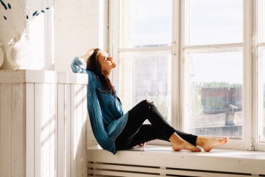 gülümsemek gülümseyen güzel genç kız portresi