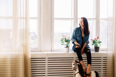 gülümsemek gülümseyen güzel genç kız portresi