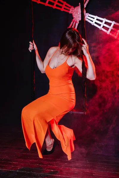 Joven hermosa mujer en vestido naranja —  Fotos de Stock