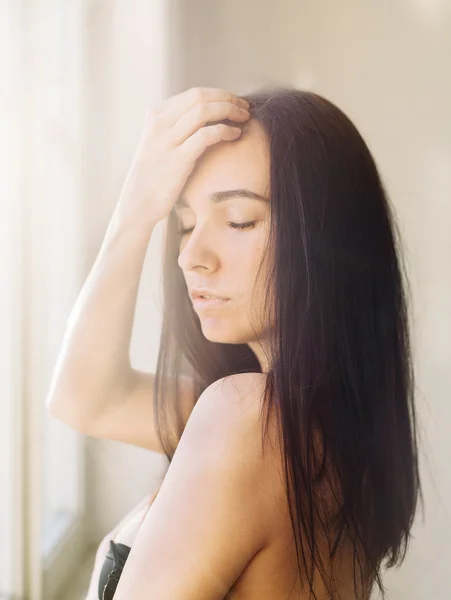 Närbild porträtt av vackra leende ung flicka — Stockfoto