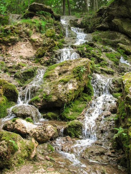 Ruscello Foresta Rocciosa Con Cascate Mosse Verdi — Foto Stock