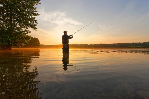 Wędkarz Łowiący Ryby Podczas Letniego Wschodu Słońca — Zdjęcie stockowe