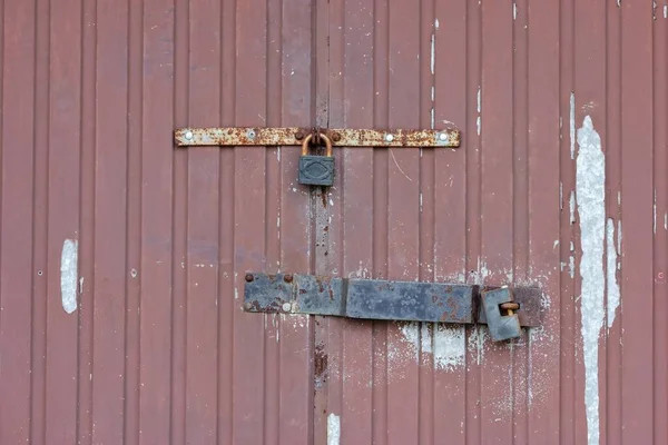 Dois Cadeados Enferrujados Pendurados Portão Metal Velho — Fotografia de Stock