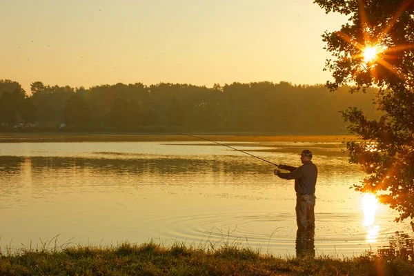 Balıkçı Gün Doğumunda Balık Yakalar — Stok fotoğraf