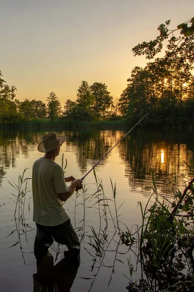 Fiskare Som Fångar Fisken Solnedgången — Stockfoto