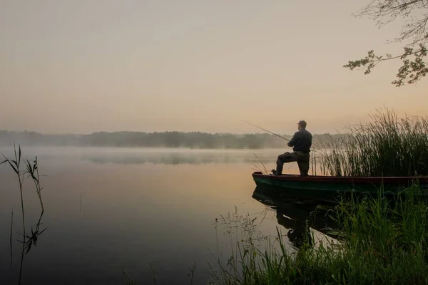 Pescatore Durante Nebbia Estate Alba — Foto Stock