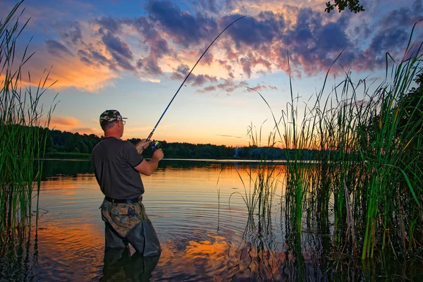 Fischer Fangen Den Fisch Während Des Sommerlichen Sonnenuntergangs — Stockfoto