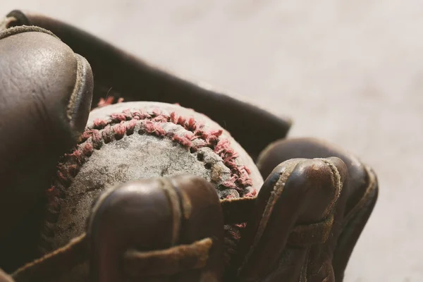 Μεταχειρισμένο Μπέιζμπολ Δερμάτινο Γάντι Μπάλα Κοντά Για Τον Αθλητισμό — Φωτογραφία Αρχείου