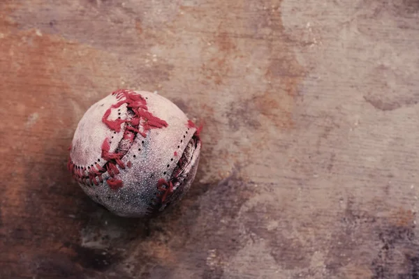 茶色の素朴な背景に裂けた縫い目を持つ野球の古いヴィンテージのテクスチャ — ストック写真