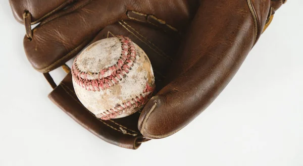 Guante Béisbol Antiguo Vintage Con Bola Usada Sobre Fondo Blanco —  Fotos de Stock