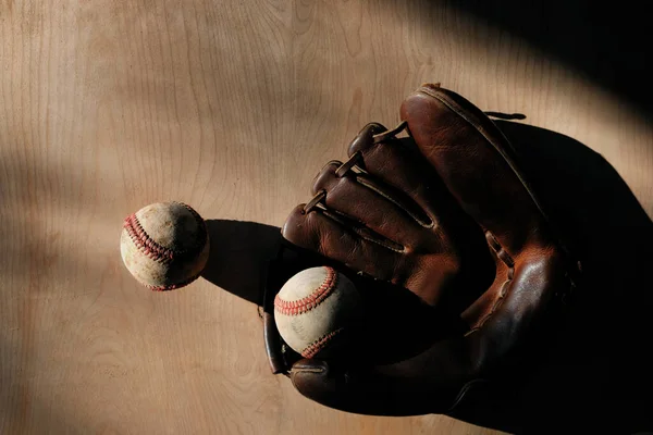 Rękawica Baseballowa Kulkami Drewnianym Tle — Zdjęcie stockowe
