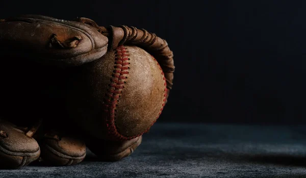 Guante Béisbol Con Bola Sobre Fondo Negro — Foto de Stock