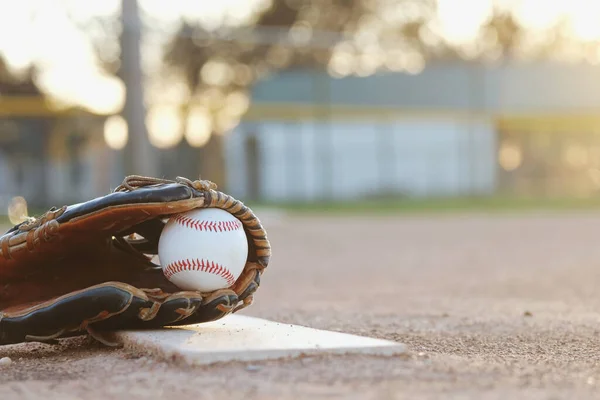 Baseball Glove Field — Stock Photo, Image