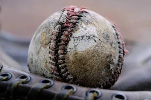 Zbliżenie Starej Baseballu Brązowej Rękawicy Rozmytym Tle Tekstury Gry Zabytkowy — Zdjęcie stockowe