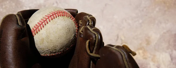 Eski Beyzbola Yakın Kahverengi Top Eldiveni Bulanık Doku Arkaplanı Takım — Stok fotoğraf