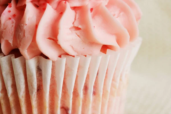 Macro Cupcake Glacê Com Textura Rosa Geada Decorativa Com Polvilhas — Fotografia de Stock