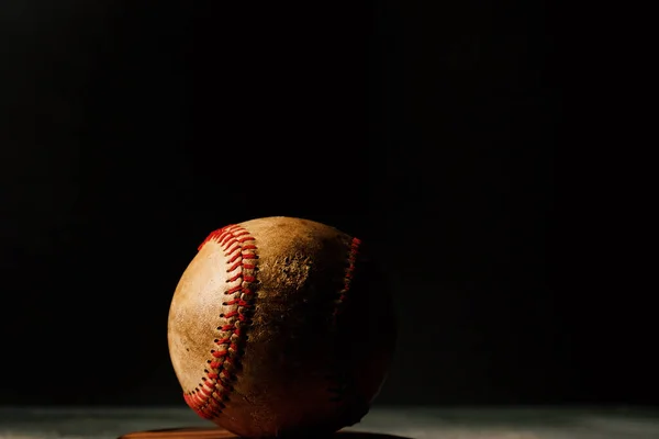 Moody Baseball Zbliżenie Starej Piłki Czarnym Tle — Zdjęcie stockowe