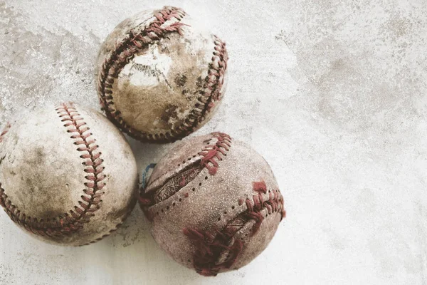 Top Pohled Vintage Drsné Baseballové Míče Roztrženými Švy — Stock fotografie