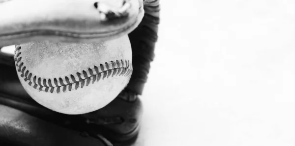 野球ボールと手袋を背景に白黒で — ストック写真