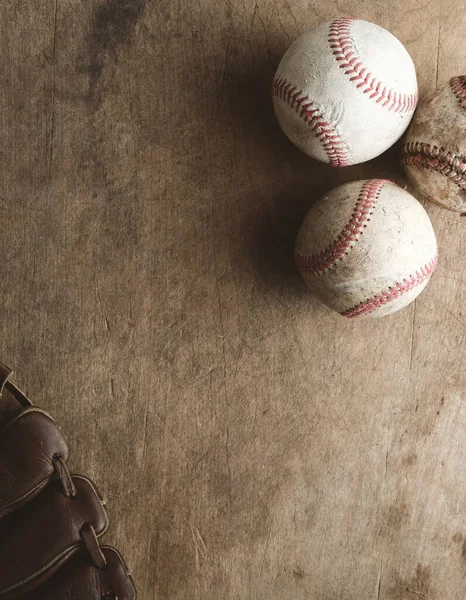 Piłka Baseballowa Skórzana Rękawica Drewnianym Tle — Zdjęcie stockowe
