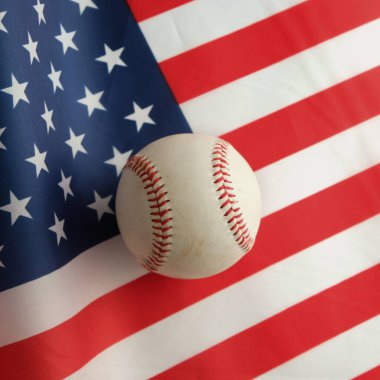 Amerikan bayraklı beysbol topu