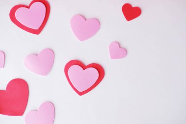 Kalpli sevgililer günü arkaplanı, pembe ve kırmızı kağıt kalpliler
