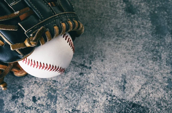 Honkbal Bal Handschoen Met Grijze Textuur Achtergrond Kopieer Ruimte Door — Stockfoto