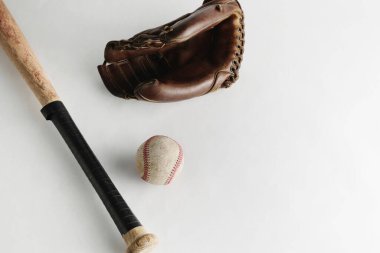 Beyzbol eldiveni, beyaz arka planda sopa ve top