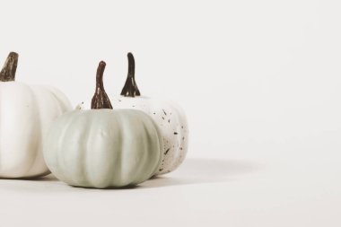 Beyaz arkaplanda beyaz cadılar bayramı balkabakları